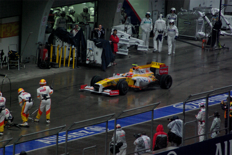 Illustration for article titled 2009 Chinese Grand Prix Gets Wet, Real Wet
